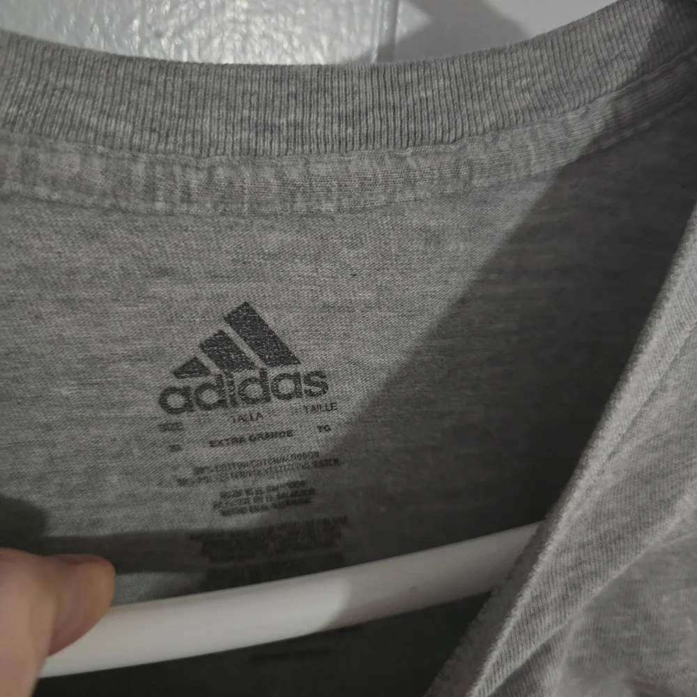 Adidas Graphic T-Shirt Mens XL Gray Short Sleeve Mountain Logo‎ Tee